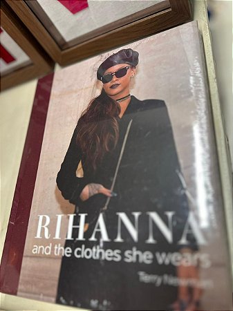 Livro RIHANNA: THE CLOTHES SHE WEARS