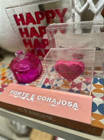 Placa acrílico forte e corajosa