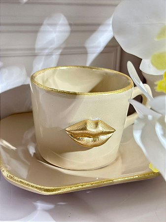 Xícara com pires artesanal bege boca dourada