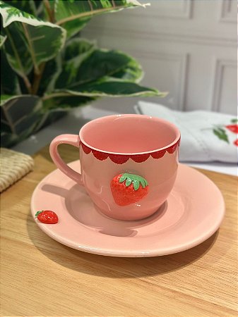 Xícara com pires artesanal rosa com morango