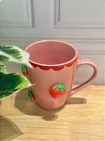 Caneca artesanal rosa com morango