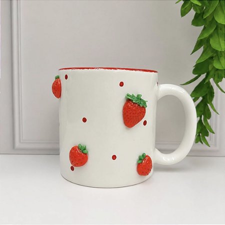 Caneca artesanal branca com morango