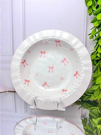 Prato de cerâmica laço fundo branco