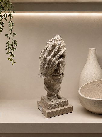 Escultura Homem em Resina Bege