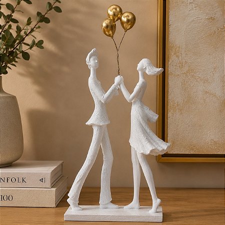 Escultura polirresina casal branco e dourado