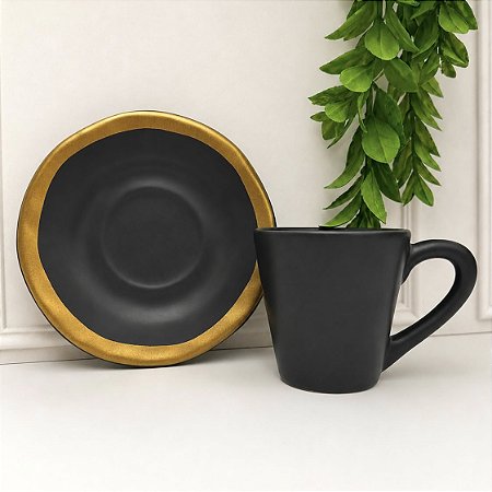 Xícara café preto filete amassada