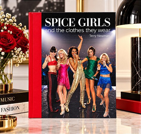 LIVRO SPICE GIRLS - THE CLOTHES THEY