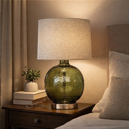 Abajur em vidro texturizado verde com base metálica e cúpula em tecido