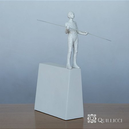ESCULTURA DE HOMEM COM VARA EM POLIRRESINA G