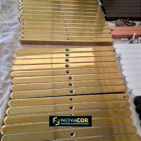 Pintura eletrostática em Puxadores de Alumínio nas cores, Verniz ouro, Rose gold, Bronze 1003, Branco liso brilhante e Preto liso fosco
