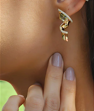 Brinco Spiral com Detalhes em Zircônia