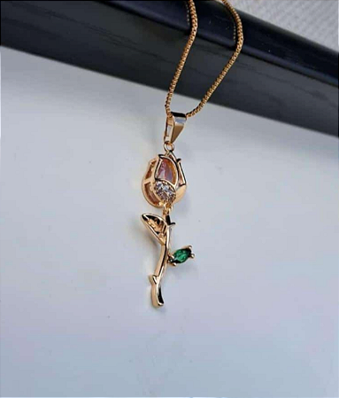 Colar Botão de Rosa Dourado com Detalhes em Pedras Preciosas