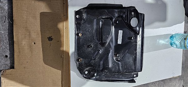 Suporte Da Dobradiça Lado Direito Grade Iveco Stralis Cód: 504066096