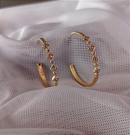 Brinco Argola com fileira de  Zirconia Branca Banhado a Ouro 18k Antialergico