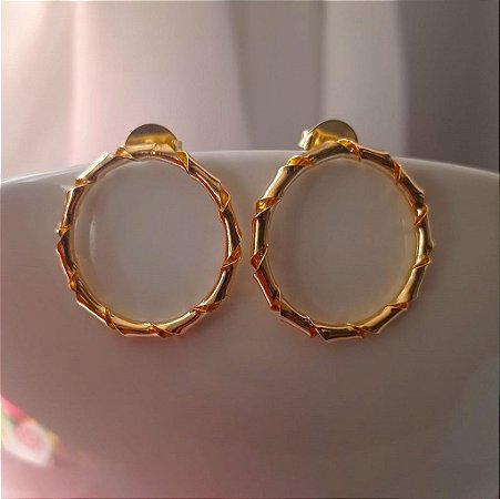 Brinco Circulo Torcido Elegante Banhado Ouro 18k Antialergico