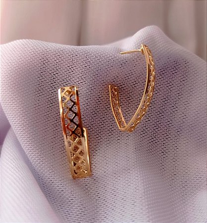 Brinco Meia Argola Vazado Estiloso Banhado Ouro 18k Antialergico