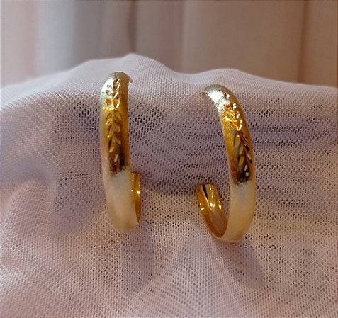 Brinco Argola Formato Tipo C Fosca Moderna Folhas Texturizadas Banhado a Ouro 18k Antialergico