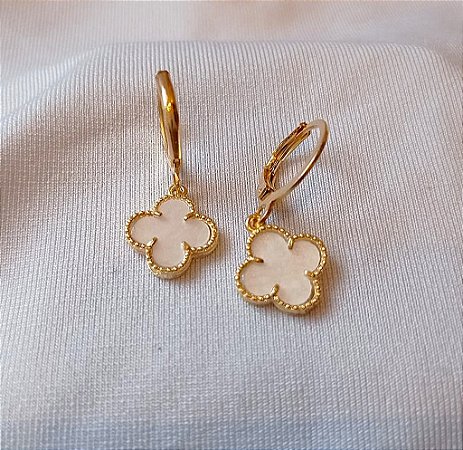 Brinco Argola com Pingente Trevo Madre Perola Banhado a Ouro 18k Antialergico