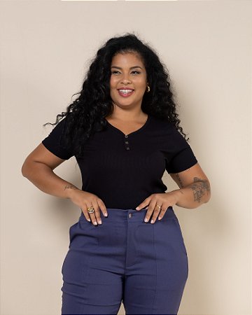 BLUSA MALHA CANELADA COM BOTÃO NO DECOTE MANGA CURTA