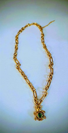 Colar dourado com pedras