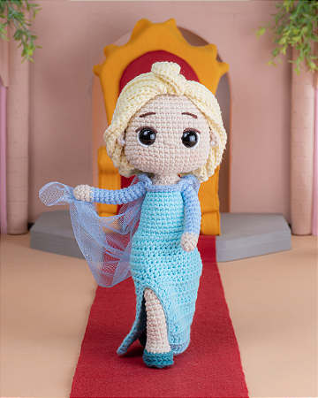 Boneca amigurumi princesa Elsa Frozen