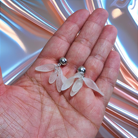 Brinco bolinha de pétalas