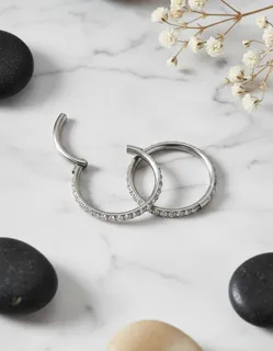 1 Peça Argola Clicker de Titânio com Zircônia Cravejada Cor Natural