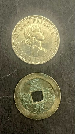 02 Moedas Estrangeiras - Japão 1769 - Reino Unido 1966 - Mbc - ref.821
