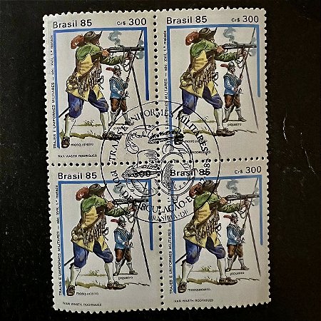 Quadra de Selos Comemorativos do Brasil - Trajes e Uniformes Militares - Mosqueteiro - 1985 - com carimbo comemorativo - ref.2847