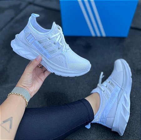 Tênis Adidas Fivela - Estilo e Conforto em Cada Passo