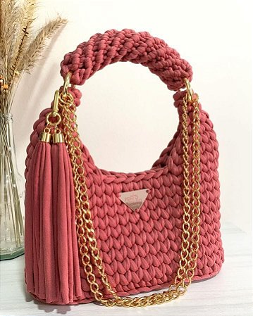 Bolsa de Crochê Rosa com Corrente Dourada