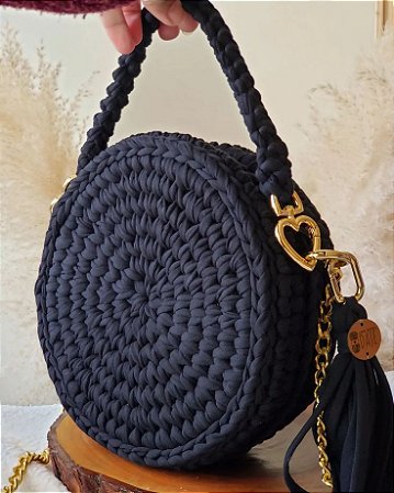 Bolsa de Crochê Redonda com Alça de Corrente Dourada