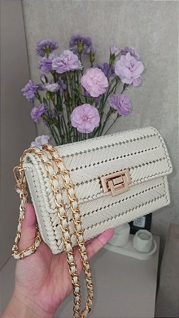 Bolsa Transversal em Tela com Detalhes em Dourado