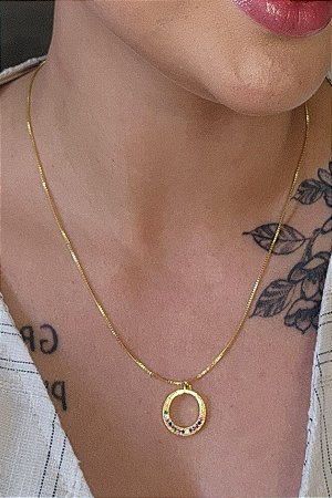 Colar De Circulo Com Metade Em Zircônia Colorida Banhado Em Ouro 18k