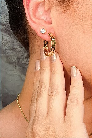 Brinco Argola Média Com Vazados Ovais Banhado Em Ouro 18k