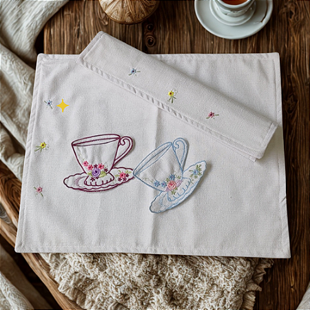 Jogo Americano Delicado para 2 Lugares com Porta Guardanapos Bordados em Forma de Xícara