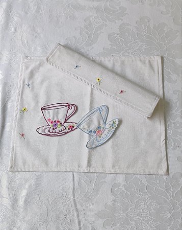 Jogo Americano Delicado para 2 Lugares com Porta Guardanapos Bordados em Forma de Xícara