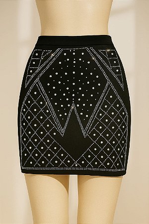 Saias justas com pedrarias em padrões geométricos