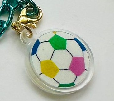 Charm bola de futebol colorida