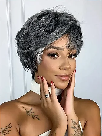 Peruca Wig Daniela Grisalha Curta Franja