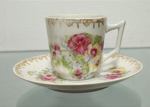 xícara de café com pires em porcelana (antiguidade / raridade / relíquia / antiquário)