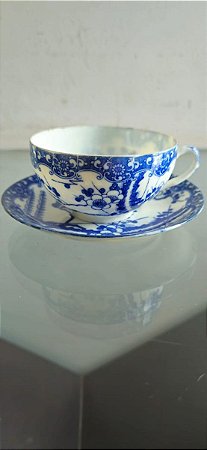 xícara de chá com pires em porcelana (antiguidade / raridade / relíquia / antiquário)