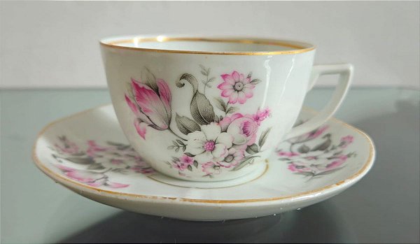 xícara de chá com pires em porcelana (antiguidade / raridade / relíquia / antiquário)