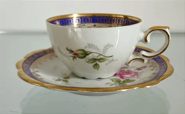 xícara de café c pires em porcelana (antiguidade / raridade / relíquia / antiquário)