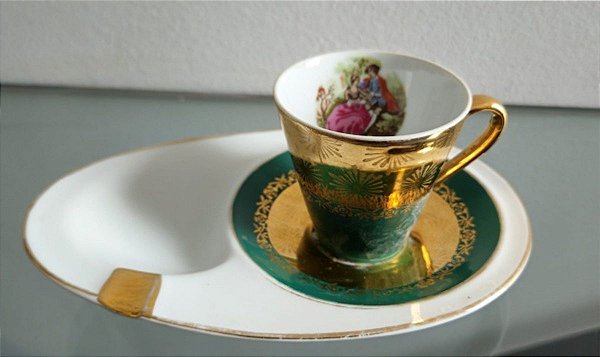 xícara de café em porcelana c cinzeiro acoplado (antiguidade / raridade / relíquia / antiquário)