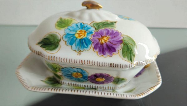 manteigueira com presentoir em porcelana (antiguidade / raridade / relíquia / antiquário)