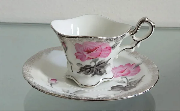 xícara de café em porcelana (antiguidade / raridade / relíquia / antiquário)