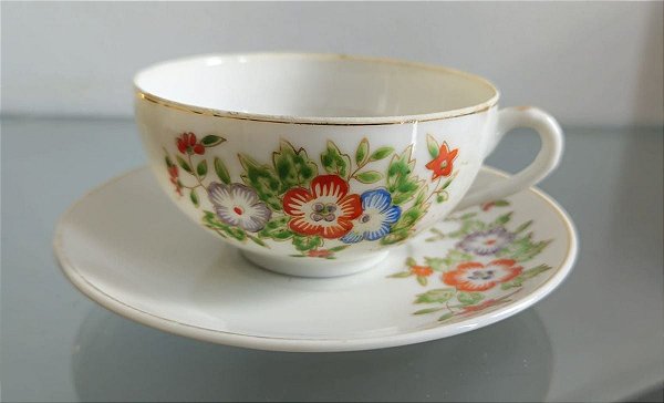 xícara de chá com pires em porcelana (antiguidade / raridade / relíquia / antiquário)