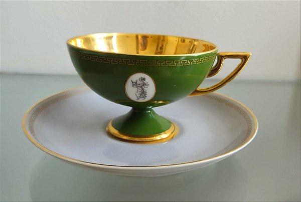 xícara de chá com pires em porcelana (antiguidade / raridade / relíquia / antiquário)