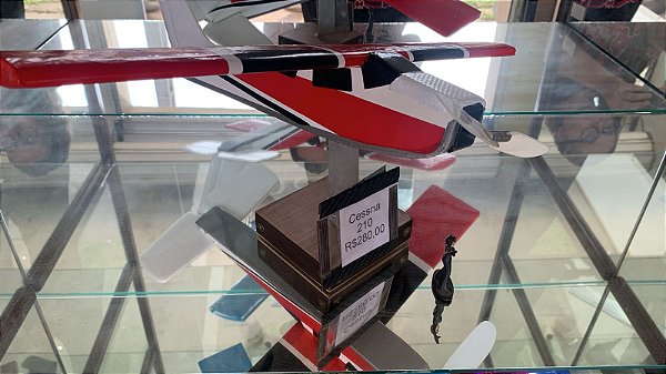 Aviãozinho Cessna 210 de Voo Livre com Propulsão a Elástico